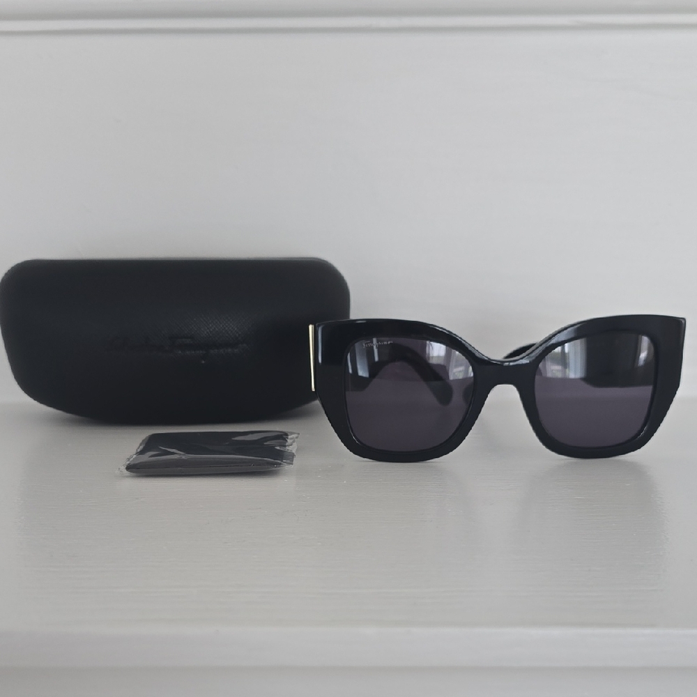 Chic Black Sunglasses